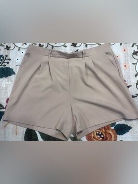 BE COOL High-Waist Tailored Shorts in Light Taupe